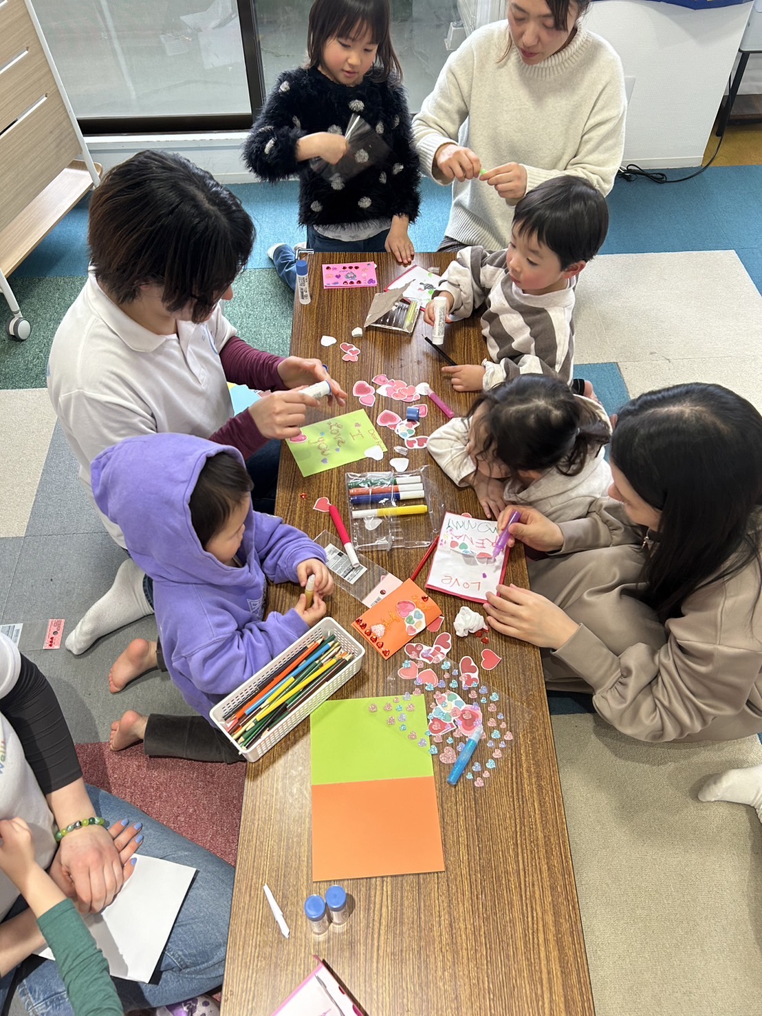 みんなでカードや工作をつくる様子