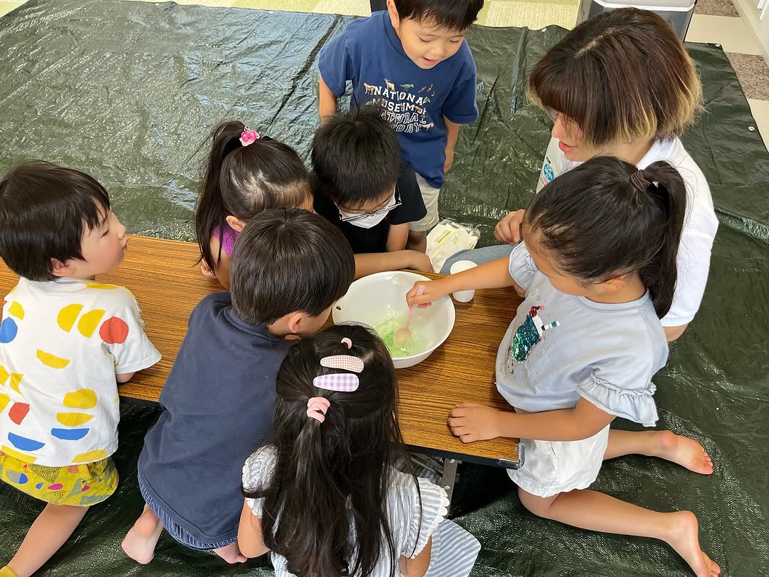 みんなで粘土（プレイドー）づくりに取り組む様子